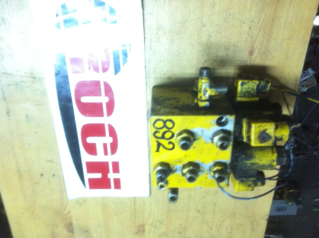 COMATROL 89 01 611 19 + CEWKI 27VDC 26W - Valve hydraulique pour Engins de chantier: photos 1 COMATROL 89 01 611 19 + CEWKI 27VDC 26W - Valve hydraulique pour Engins de chantier: photos 1