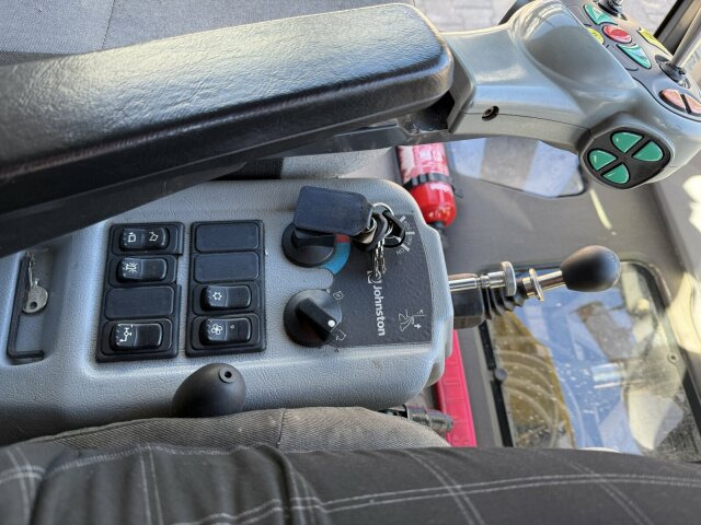 Johnston C202 Kleinkehrmaschine 2 M³ - 6.000 h - Balayeuse de voirie: photos 5 Johnston C202 Kleinkehrmaschine 2 M³ - 6.000 h - Balayeuse de voirie: photos 5