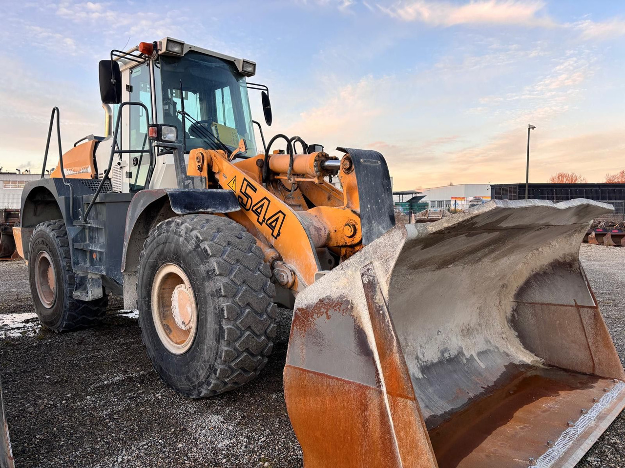 Liebherr L544 - Chargeuse sur pneus: photos 1 Liebherr L544 - Chargeuse sur pneus: photos 1