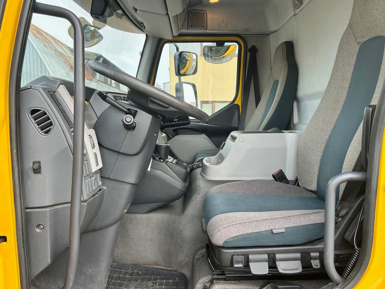 Camion fourgon VOLVO FL250: photos 13