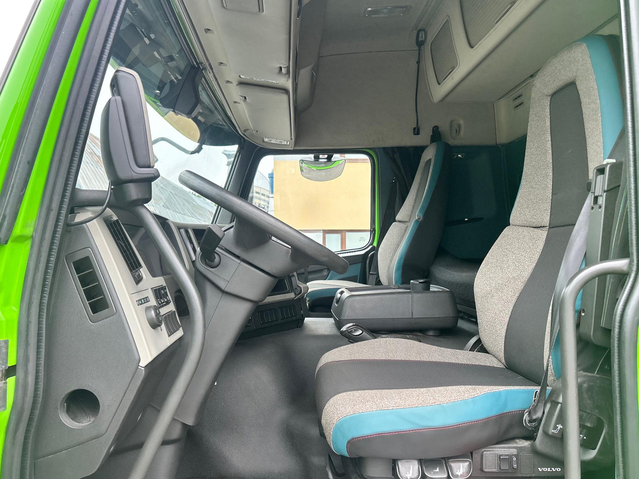 Camion fourgon VOLVO FM330: photos 11