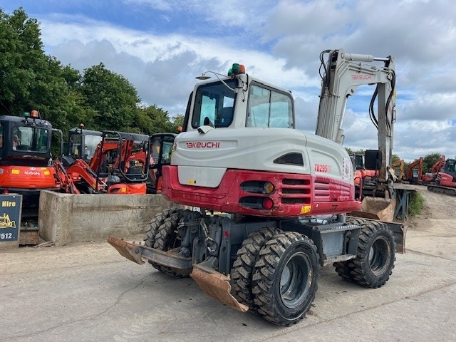 Takeuchi TB 295 W - Pelle sur pneus: photos 4 Takeuchi TB 295 W - Pelle sur pneus: photos 4