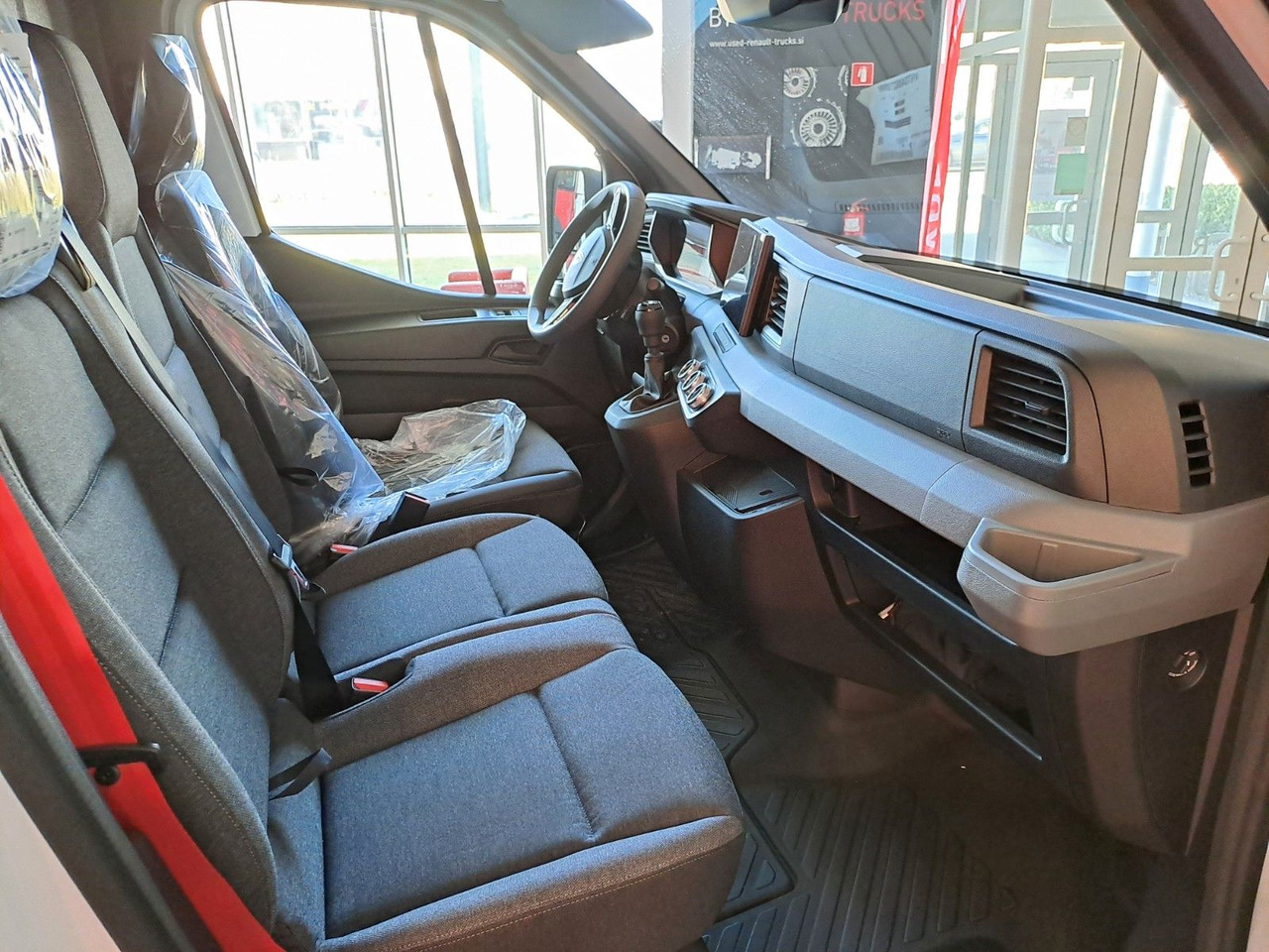 Renault Master L2H2 150 - NAV Klimaaut. Holzb. 270° - Fourgon utilitaire: photos 5 Renault Master L2H2 150 - NAV Klimaaut. Holzb. 270° - Fourgon utilitaire: photos 5