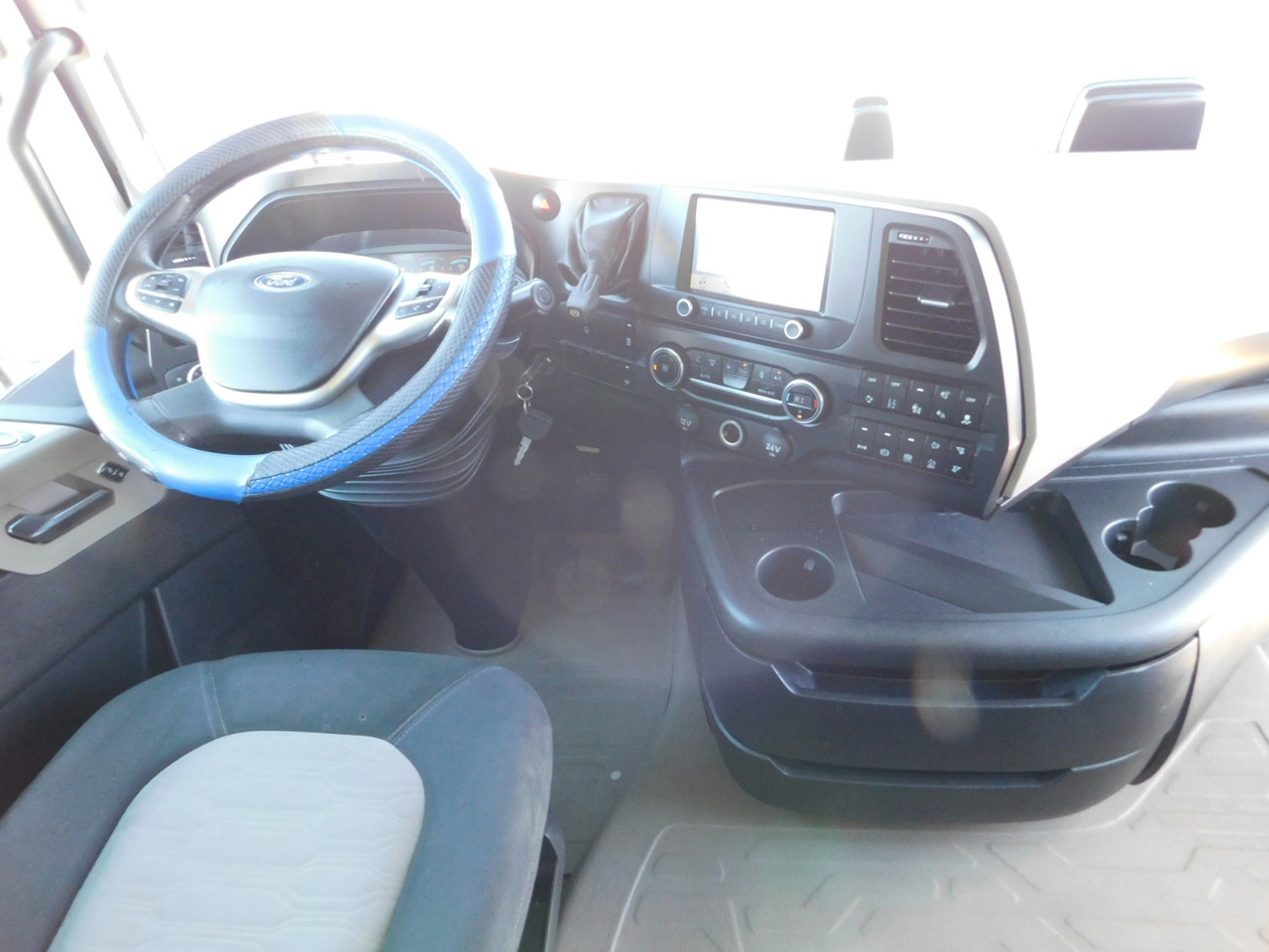Photo d'intérieur 1: Tracteur routier Ford F max 4x2 scab e6 12s2620