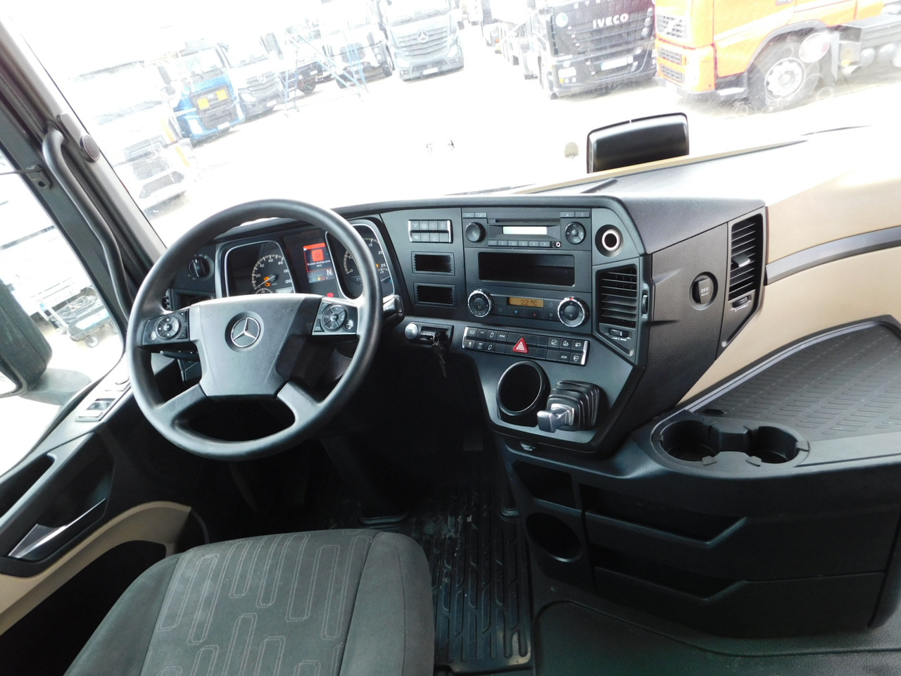 Photo d'intérieur 1: Tracteur routier Mercedes Actros 1842