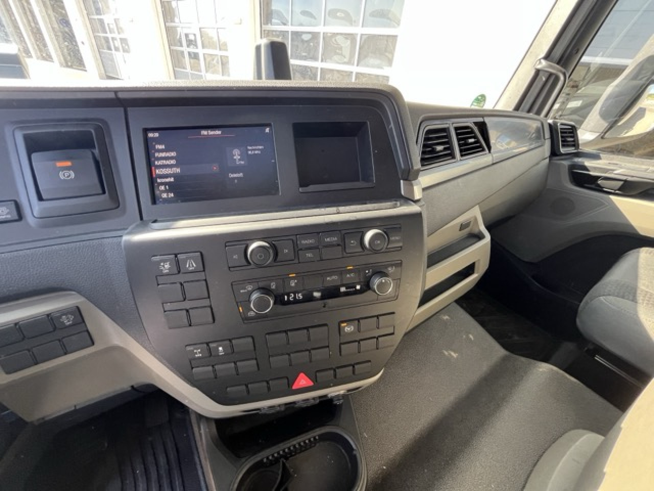 MAN TGL 12.250 4x2 BL Euro6 Klima AHK Luftfeder - Fourgon grand volume: photos 5 MAN TGL 12.250 4x2 BL Euro6 Klima AHK Luftfeder - Fourgon grand volume: photos 5