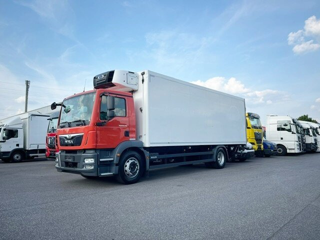 MAN TGM 18.250 4x2 LL TGM 18.250 4x2 LL, Kühlkoffer, Carrier, Trennwand, LBW BÄR - Camion: photos 1 MAN TGM 18.250 4x2 LL TGM 18.250 4x2 LL, Kühlkoffer, Carrier, Trennwand, LBW BÄR - Camion: photos 1