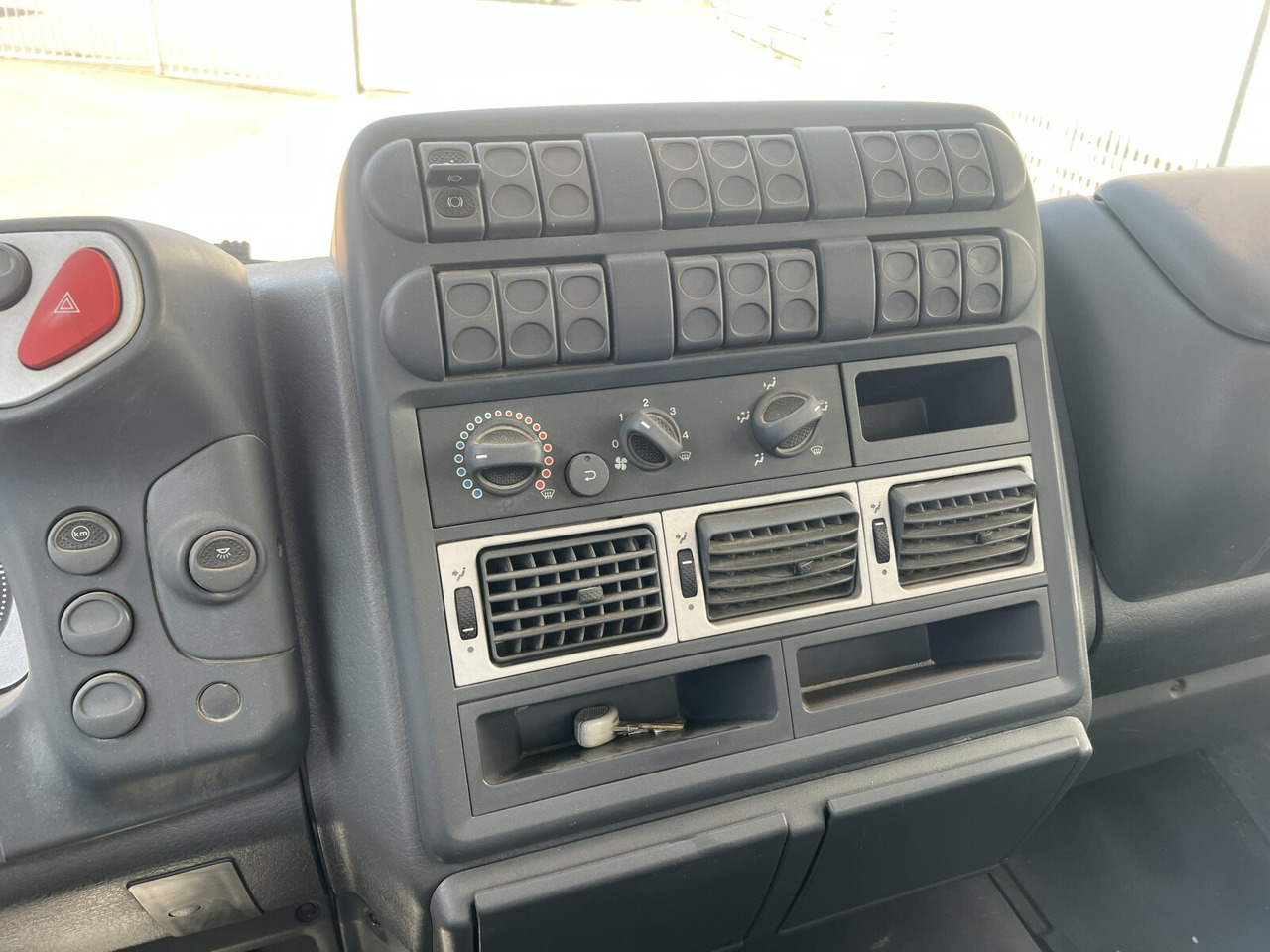 EuroCargo ML80E18K 4x2 EuroCargo ML80E18K 4x2 - Camion benne: photos 5 EuroCargo ML80E18K 4x2 EuroCargo ML80E18K 4x2 - Camion benne: photos 5