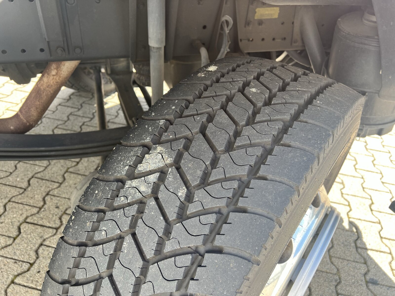 MAN 25/18.284 6x2-4 LL 25/18.284 6x2-4 LL,Kran HMF 1113 K3, Funk, Retarder - Camion ampliroll, Camion grue: photos 2 MAN 25/18.284 6x2-4 LL 25/18.284 6x2-4 LL,Kran HMF 1113 K3, Funk, Retarder - Camion ampliroll, Camion grue: photos 2