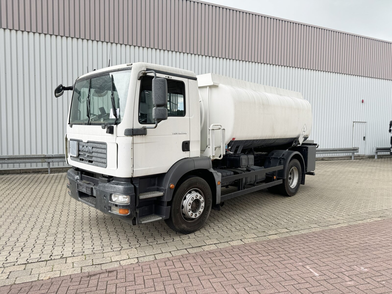 MAN TGM 18.280 4X2 BL TGM 18.280 4X2 BL, Esterer Tankaufbau ca. 13.910l, 2 Kammern - Camion citerne: photos 1 MAN TGM 18.280 4X2 BL TGM 18.280 4X2 BL, Esterer Tankaufbau ca. 13.910l, 2 Kammern - Camion citerne: photos 1