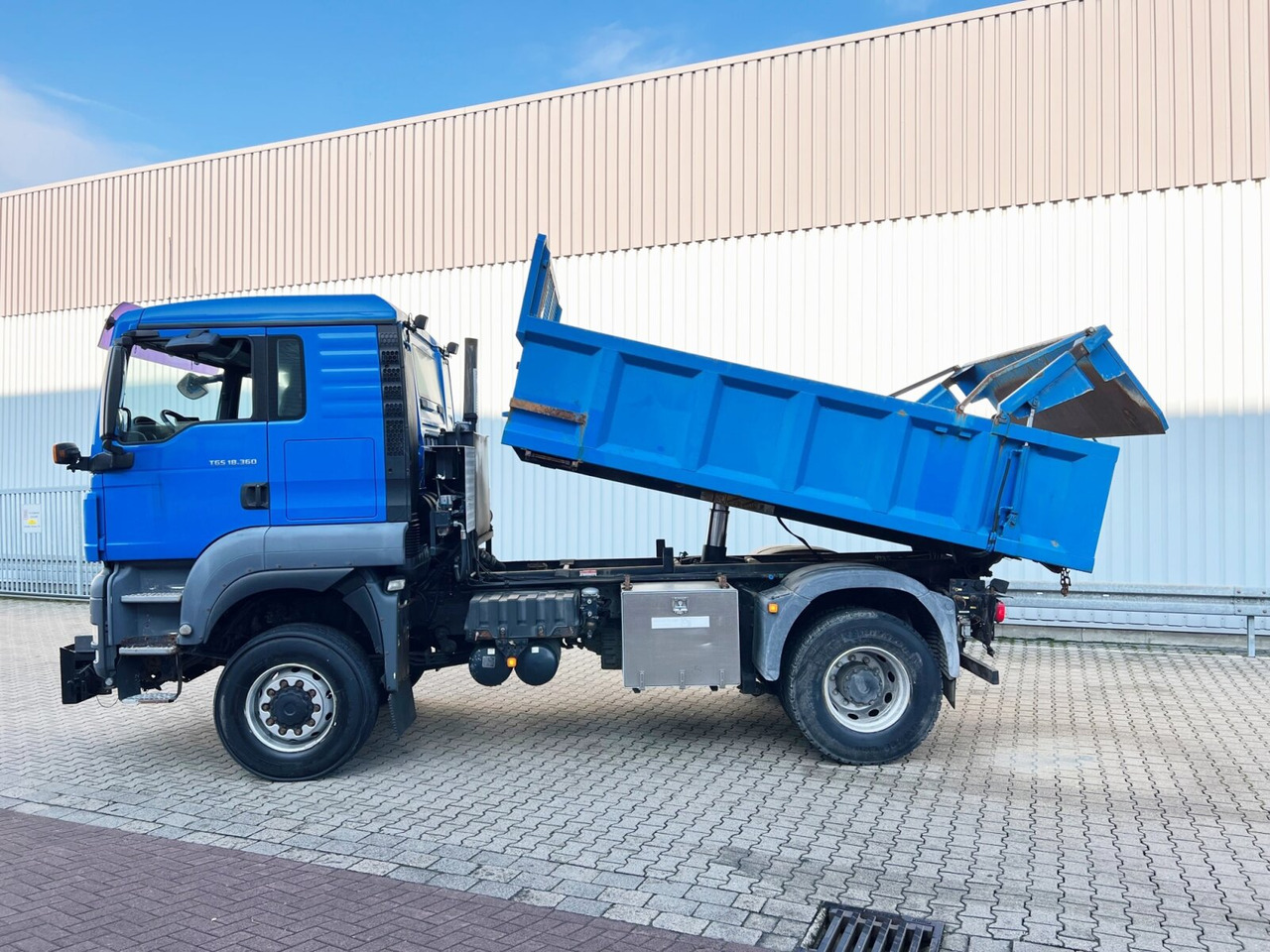 MAN TGS 18.360 4X4 BL TGS 18.360 4X4 BL, Hinterkipper, hydr. Heckklappe, Winterdienstausstattung - Camion benne: photos 3 MAN TGS 18.360 4X4 BL TGS 18.360 4X4 BL, Hinterkipper, hydr. Heckklappe, Winterdienstausstattung - Camion benne: photos 3