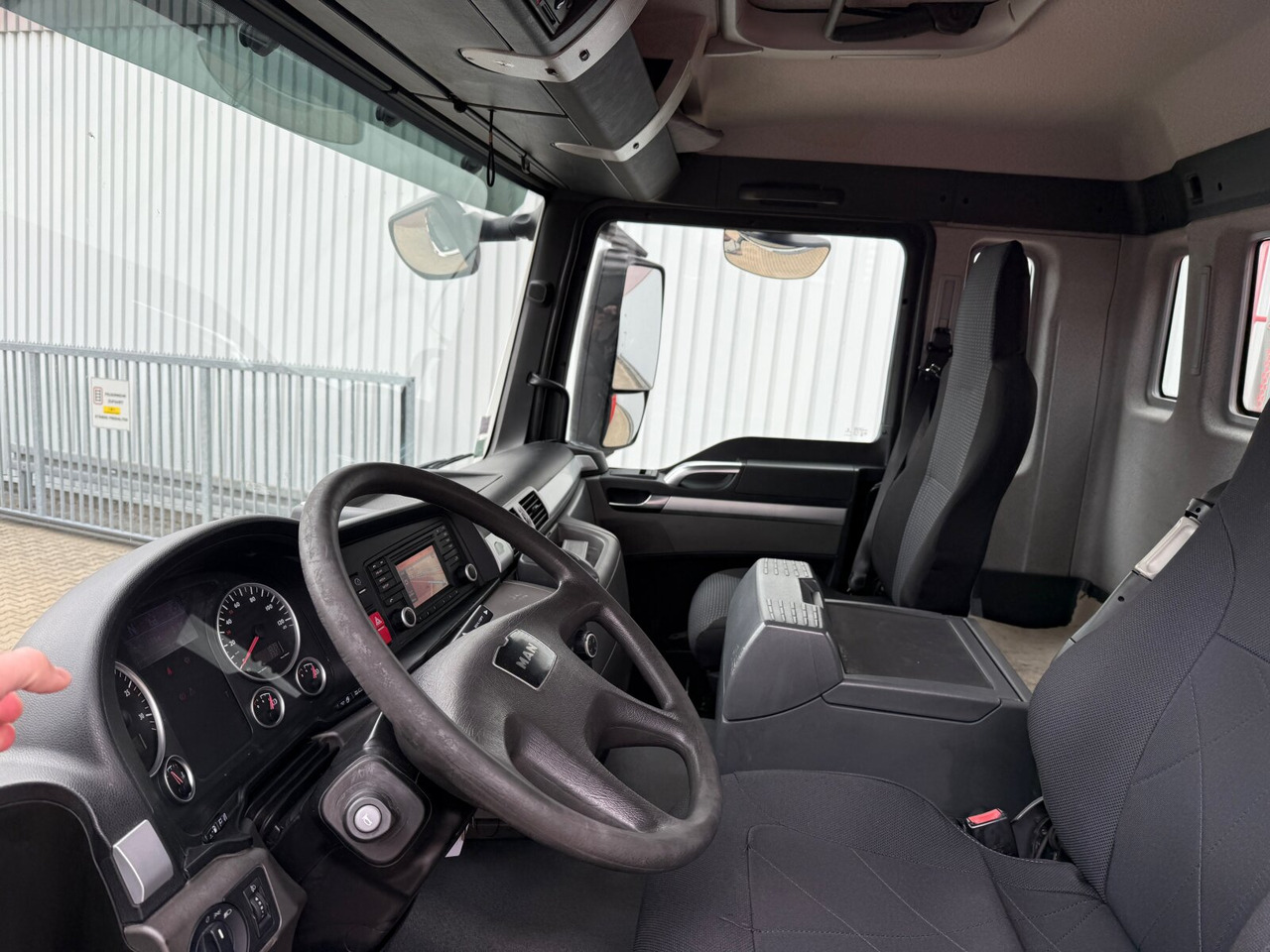 Camion grue, Camion plateau MAN TGS 33.400 6x4 BB TGS 33.400 6x4 BB, Navi, Heckkran PK18002-EH C, Funk: photos 6