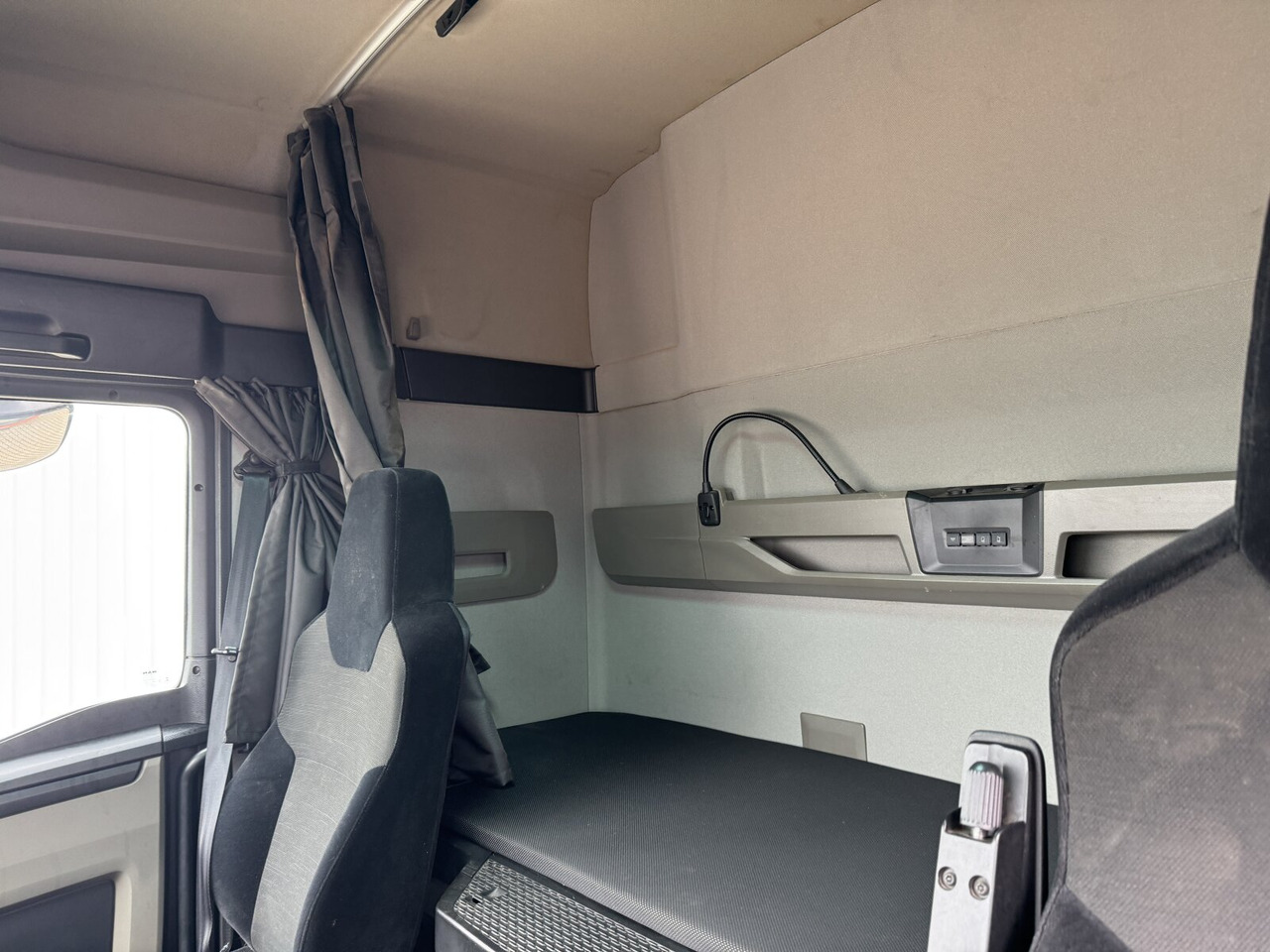 MAN TGX 26.470 6X2-4 BL TGX 26.470 6X2-4 BL, VDL 21-S 6200 Abrollkipper bis 7 m, , Lenk-/Liftachse, XLX-Fahrerhaus, Funk - Camion ampliroll: photos 5 MAN TGX 26.470 6X2-4 BL TGX 26.470 6X2-4 BL, VDL 21-S 6200 Abrollkipper bis 7 m, , Lenk-/Liftachse, XLX-Fahrerhaus, Funk - Camion ampliroll: photos 5