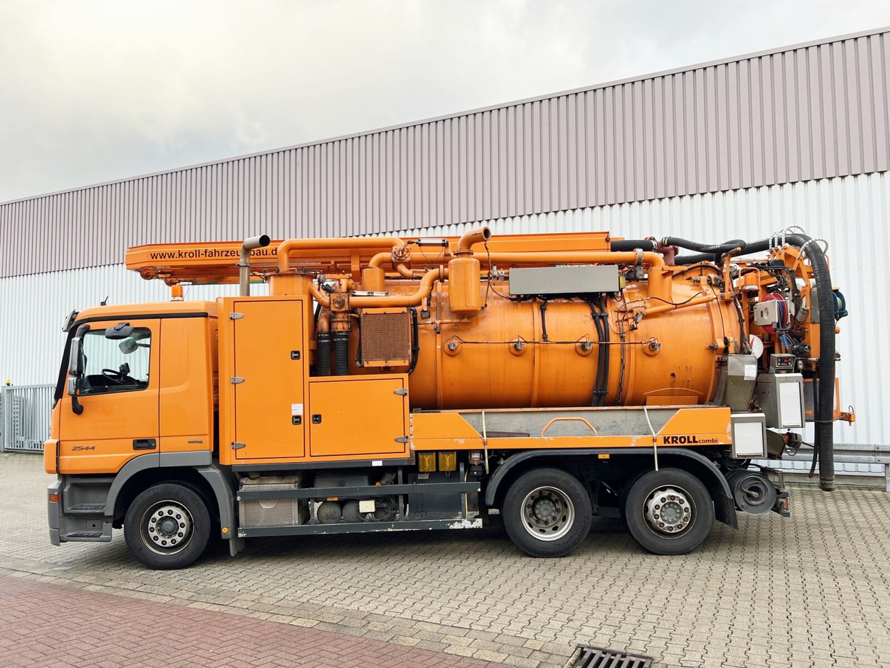Mercedes-Benz Actros 2544 L 6x2 Actros 2544 L 6x2, Lenkachse, Kroll Saug-/Spülwagen ca. 12m³, Funk - Camion hydrocureur: photos 3 Mercedes-Benz Actros 2544 L 6x2 Actros 2544 L 6x2, Lenkachse, Kroll Saug-/Spülwagen ca. 12m³, Funk - Camion hydrocureur: photos 3