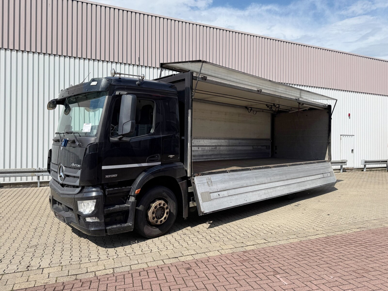 Mercedes-Benz Antos 1836 L 4x2 Antos 1836 L 4x2, Getränkekoffer, LBW Dautel - Camion fourgon: photos 1 Mercedes-Benz Antos 1836 L 4x2 Antos 1836 L 4x2, Getränkekoffer, LBW Dautel - Camion fourgon: photos 1
