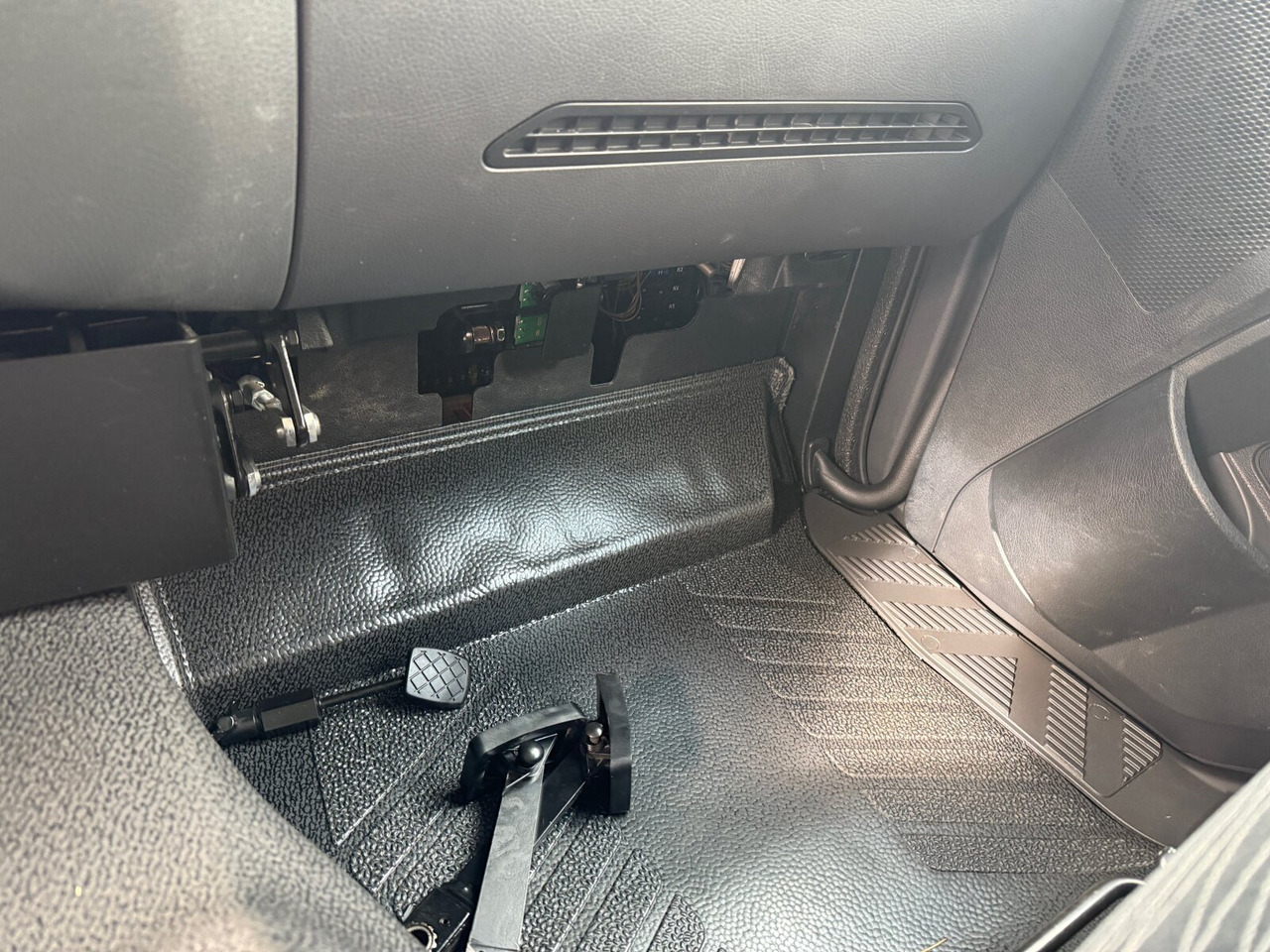 Mercedes-Benz Arocs 1827/30 A 4x4 Arocs 1827/30 A 4x4, Ex-Bundeswehr! - Camion plateau: photos 3 Mercedes-Benz Arocs 1827/30 A 4x4 Arocs 1827/30 A 4x4, Ex-Bundeswehr! - Camion plateau: photos 3