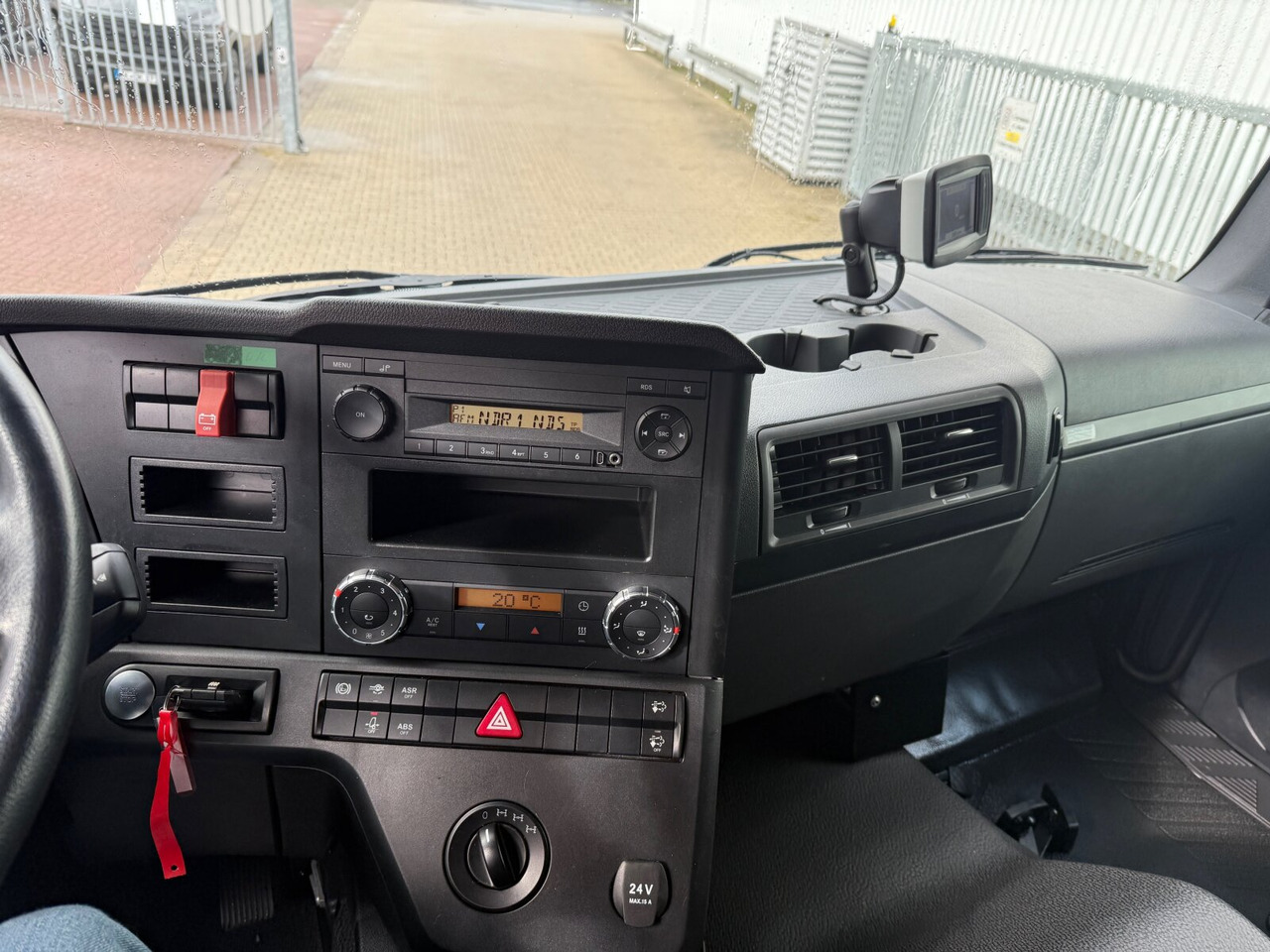 Mercedes-Benz Arocs 1827 A 4x4 Arocs 1827 A 4x4, Ex-Bundeswehr! - Camion plateau: photos 3 Mercedes-Benz Arocs 1827 A 4x4 Arocs 1827 A 4x4, Ex-Bundeswehr! - Camion plateau: photos 3