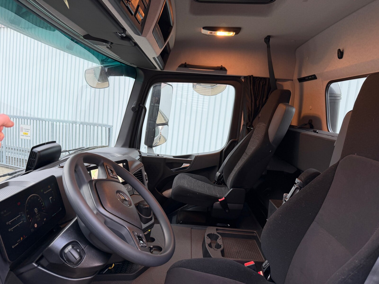 Mercedes-Benz Arocs 2542 L 6x2/4 Arocs 2542/45 L 6x2/4, Vorlauflenk-/liftachse, Navi, MultimediaCockpit - Camion multibenne: photos 3 Mercedes-Benz Arocs 2542 L 6x2/4 Arocs 2542/45 L 6x2/4, Vorlauflenk-/liftachse, Navi, MultimediaCockpit - Camion multibenne: photos 3