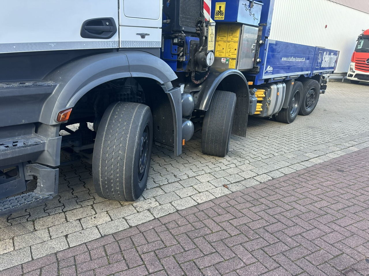 Mercedes-Benz Arocs 3245 L 8x2/6 Arocs 3245 L 8x2/6, Kran Fassi F 545 RA 2.26 XE, Jib, Funk, 29,7 m - 400 kg - Camion grue, Camion plateau: photos 2 Mercedes-Benz Arocs 3245 L 8x2/6 Arocs 3245 L 8x2/6, Kran Fassi F 545 RA 2.26 XE, Jib, Funk, 29,7 m - 400 kg - Camion grue, Camion plateau: photos 2