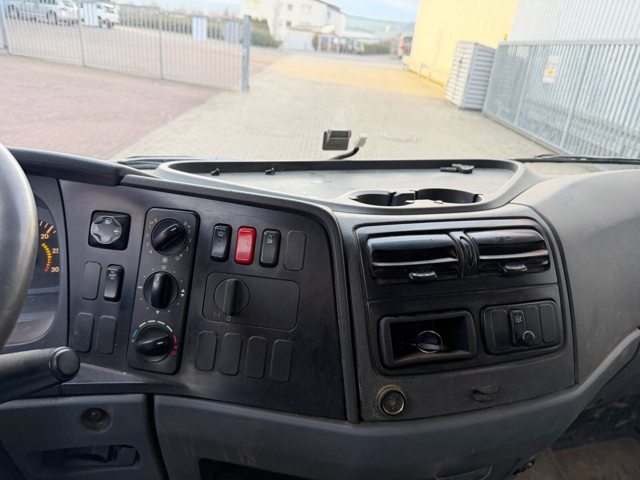 Mercedes-Benz Atego 818 K 4x2 Atego 818 K 4x2, 2x AHK - Camion benne: photos 5 Mercedes-Benz Atego 818 K 4x2 Atego 818 K 4x2, 2x AHK - Camion benne: photos 5