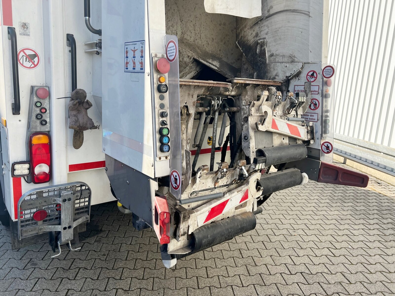 Châssis cabine Mercedes-Benz Econic 2635 LL 6x2/4 NLA Econic 2635 LL 6x2/4 NLA, Lenkachse, FAUN Rotopress 521L, Zöller-Schüttung: photos 14