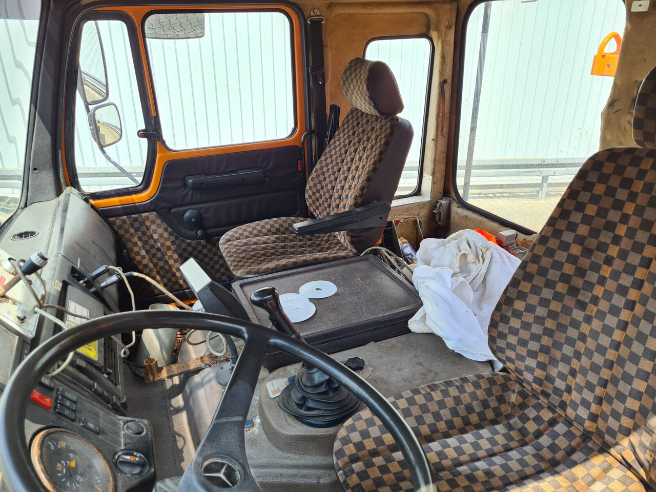 Mercedes-Benz NG 1928 A 4x4 NG 1928 A 4x4, V8-Motor, Standklima, Winterdienstaustattung - Châssis cabine: photos 4 Mercedes-Benz NG 1928 A 4x4 NG 1928 A 4x4, V8-Motor, Standklima, Winterdienstaustattung - Châssis cabine: photos 4