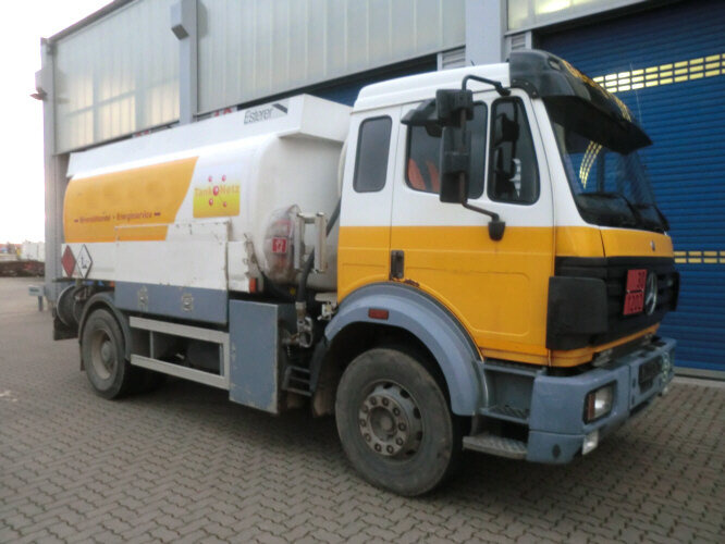 Mercedes-Benz SK 1824 L 4x2 SK 1824 L 4x2, Esterer Tankaufbau ca. 13.100l, 2 Kammern - Camion citerne: photos 1 Mercedes-Benz SK 1824 L 4x2 SK 1824 L 4x2, Esterer Tankaufbau ca. 13.100l, 2 Kammern - Camion citerne: photos 1