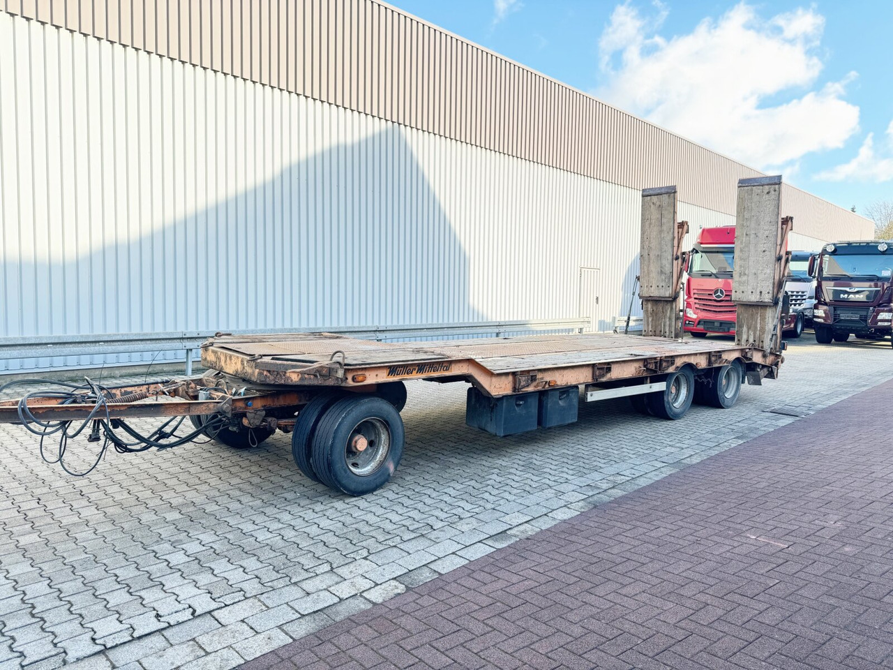 T 3 Kompakt 30,0 T 3 Kompakt 30,0, Hydr. Rampen, Verbr. auf 3m - Remorque porte-engin surbaissée: photos 1 T 3 Kompakt 30,0 T 3 Kompakt 30,0, Hydr. Rampen, Verbr. auf 3m - Remorque porte-engin surbaissée: photos 1