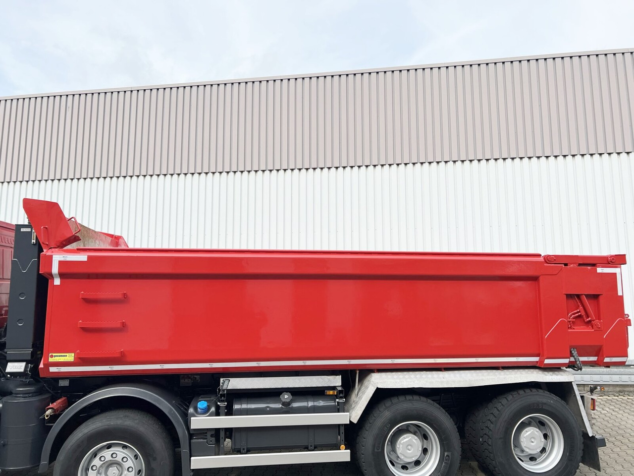 Trakker AD410T50 8x4 Trakker AD410T50 8x4, Stahlmulde ca. 16m³, hydr. Heckklappe - Camion benne: photos 5 Trakker AD410T50 8x4 Trakker AD410T50 8x4, Stahlmulde ca. 16m³, hydr. Heckklappe - Camion benne: photos 5