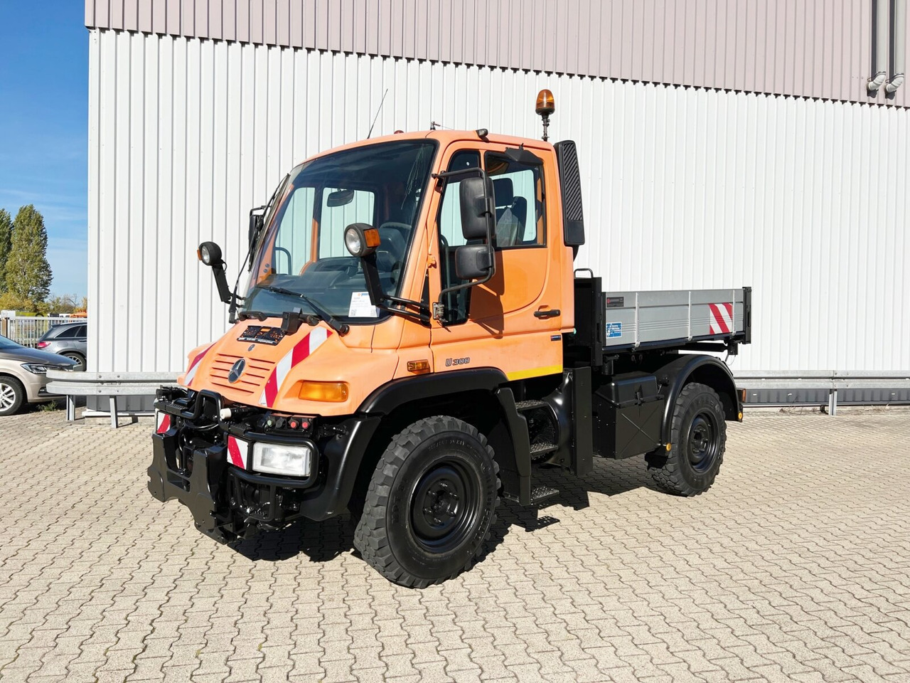 Unimog U 300 4x4 U 300 4x4, Kipper, Kommunalhydraulik, VarioPilot, Zapfwelle - Camion benne, Véhicule de voirie/ Spécial: photos 1 Unimog U 300 4x4 U 300 4x4, Kipper, Kommunalhydraulik, VarioPilot, Zapfwelle - Camion benne, Véhicule de voirie/ Spécial: photos 1