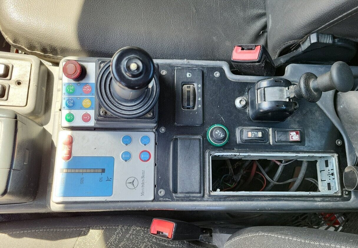 Unimog U 20 4x4 U 20 4x4, Zapfwelle, Kran Hiab 022D-3 HiDuo, Funk - Véhicule utilitaire: photos 4 Unimog U 20 4x4 U 20 4x4, Zapfwelle, Kran Hiab 022D-3 HiDuo, Funk - Véhicule utilitaire: photos 4