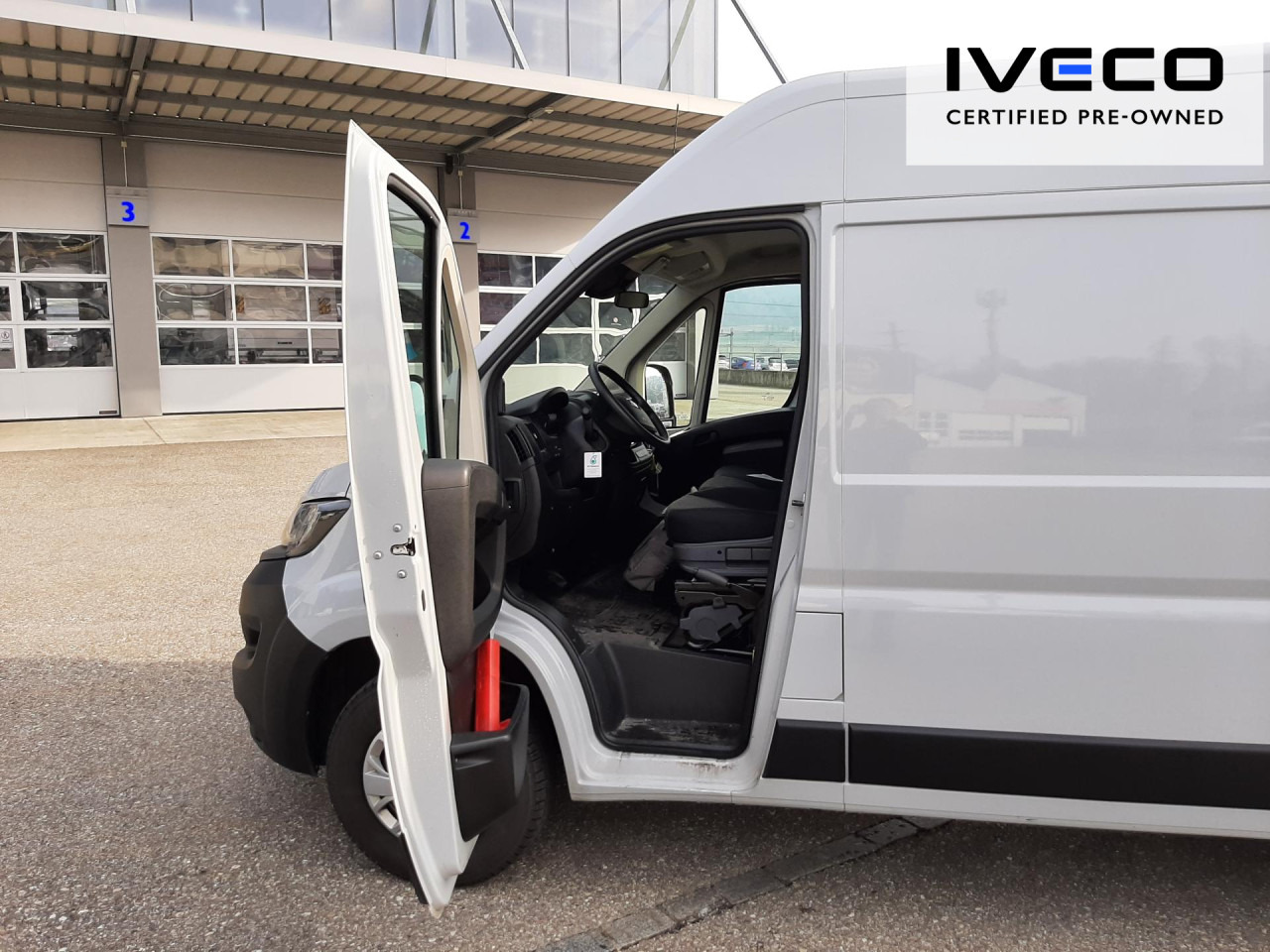 FIAT e-Ducato L2H2 teilverglast (47-kWh) - Fourgon utilitaire, Utilitaire électrique: photos 2 FIAT e-Ducato L2H2 teilverglast (47-kWh) - Fourgon utilitaire, Utilitaire électrique: photos 2