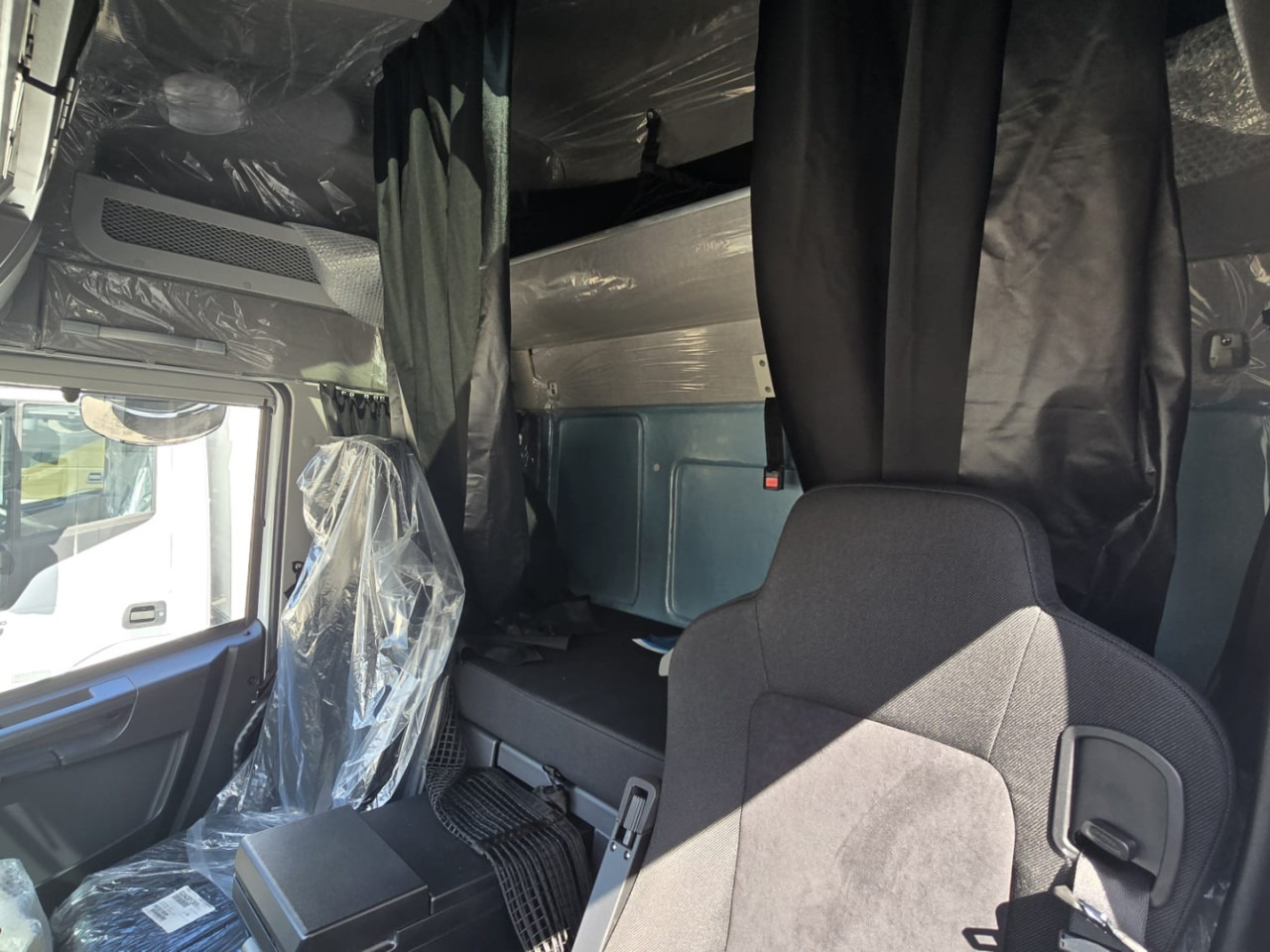 IVECO Eurocargo ML160E28/FP Koffer mit Ladebordwand - Camion fourgon: photos 4 IVECO Eurocargo ML160E28/FP Koffer mit Ladebordwand - Camion fourgon: photos 4