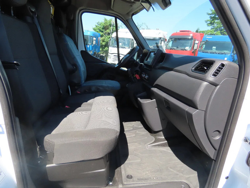 Véhicule utilitaire Renault Master 10,5 m, 3 seats, 3500 kg, euro6: photos 19 Véhicule utilitaire Renault Master 10,5 m, 3 seats, 3500 kg, euro6: photos 19