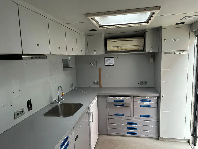 Scania P230 TOP: multifunct. ruimte met airco (camper?), 22kVA generator, hydr. steunpoten, beloopbaar dak, keuken, APK 10-2026 en leasing occasion Scania P230 TOP: multifunct. ruimte met airco (camper?), 22kVA generator, hydr. steunpoten, beloopbaar dak, keuken, APK 10-2026: photos 7