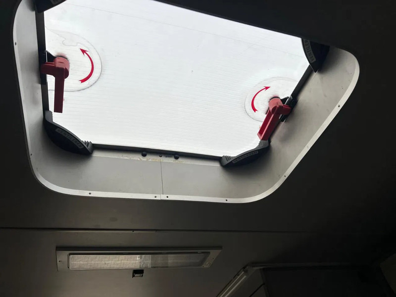 Scania P230 TOP: multifunct. ruimte met airco (camper?), 22kVA generator, hydr. steunpoten, beloopbaar dak, keuken, APK 10-2026 en leasing occasion Scania P230 TOP: multifunct. ruimte met airco (camper?), 22kVA generator, hydr. steunpoten, beloopbaar dak, keuken, APK 10-2026: photos 12