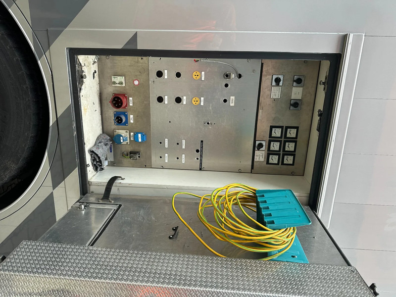 Scania P230 TOP: multifunct. ruimte met airco (camper?), 22kVA generator, hydr. steunpoten, beloopbaar dak, keuken, APK 10-2026 en leasing occasion Scania P230 TOP: multifunct. ruimte met airco (camper?), 22kVA generator, hydr. steunpoten, beloopbaar dak, keuken, APK 10-2026: photos 13