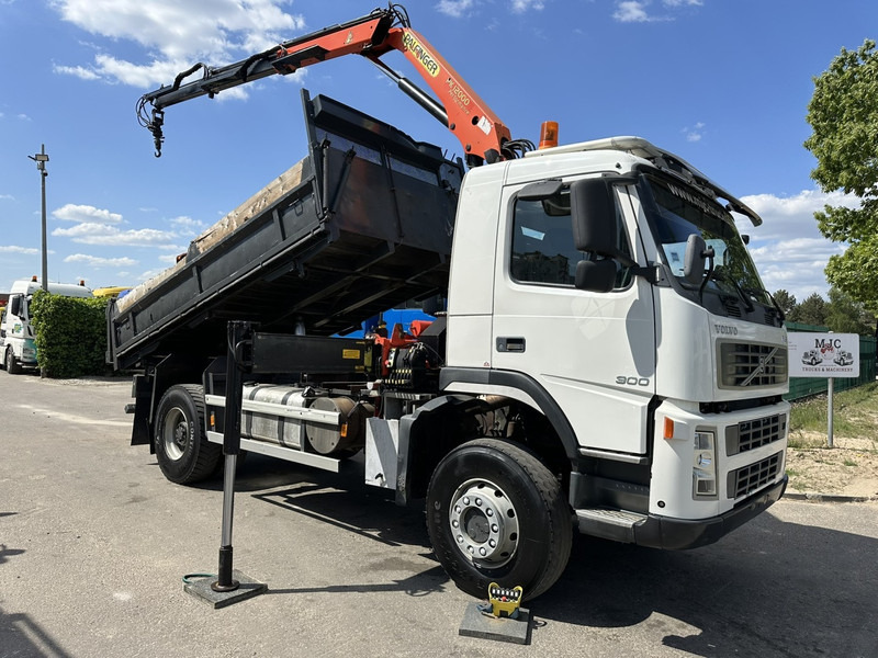 Volvo FM 300 4x4 TIPPER + CRANE PALFINGER PK 12000 - *339.000km* - MANUAL - STEEL SPRING / BIG AXLES - EURO 3 - TÜV 15/10/2025 - Camion benne, Camion grue: photos 1 Volvo FM 300 4x4 TIPPER + CRANE PALFINGER PK 12000 - *339.000km* - MANUAL - STEEL SPRING / BIG AXLES - EURO 3 - TÜV 15/10/2025 - Camion benne, Camion grue: photos 1