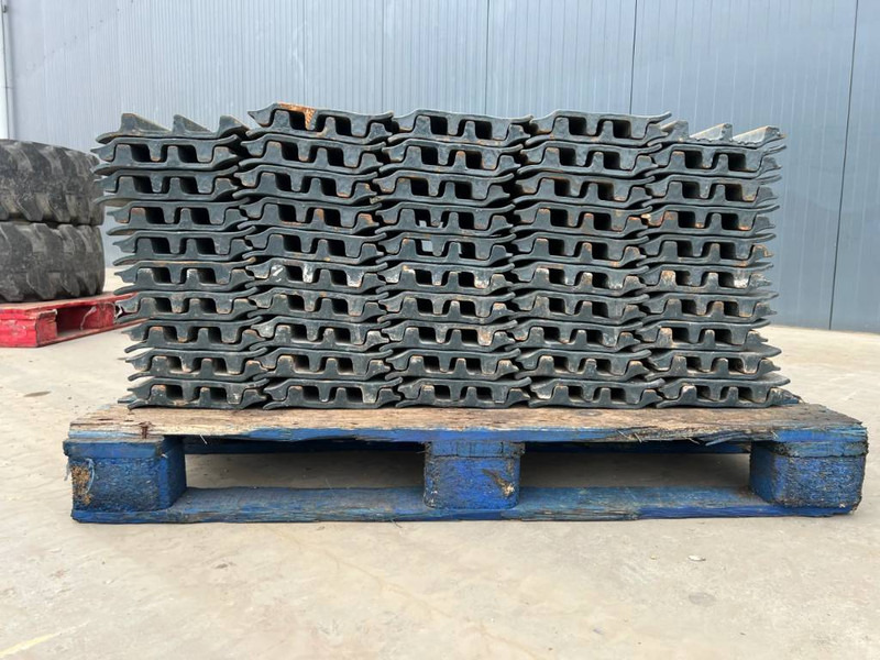 Hyundai R210 / R215 / R220 Shoes 3 Grouser 600mm - Frame/ Châssis pour Engins de chantier: photos 5 Hyundai R210 / R215 / R220 Shoes 3 Grouser 600mm - Frame/ Châssis pour Engins de chantier: photos 5