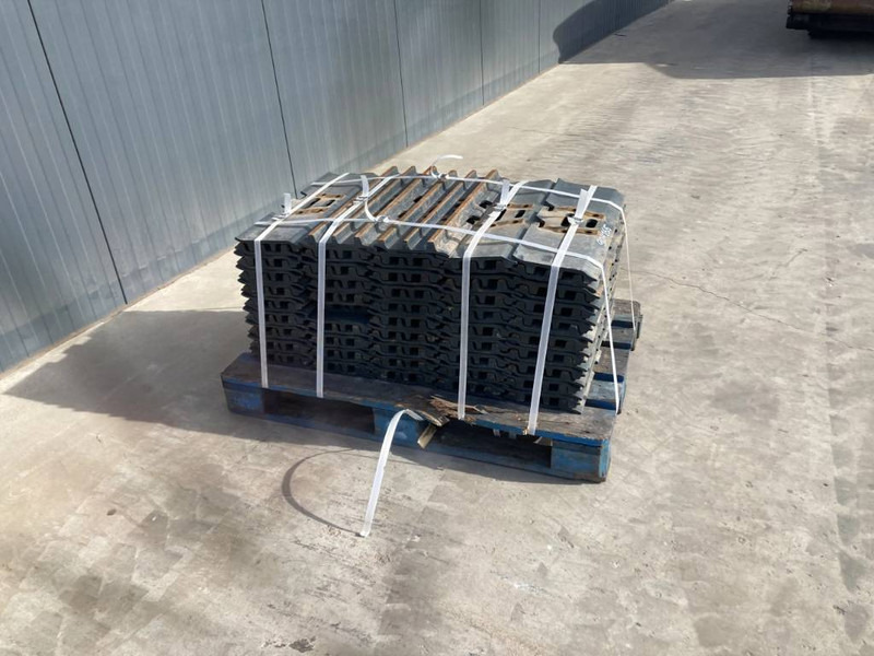 Komatsu PC150 / PC160 / PC180 / PC210 / PC240 3 Grouser 60 - Frame/ Châssis pour Engins de chantier: photos 4 Komatsu PC150 / PC160 / PC180 / PC210 / PC240 3 Grouser 60 - Frame/ Châssis pour Engins de chantier: photos 4