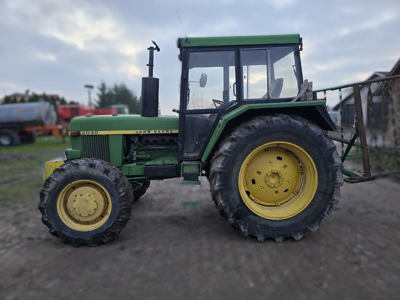JOHN DEERE 3030E - Tracteur agricole: photos 4 JOHN DEERE 3030E - Tracteur agricole: photos 4