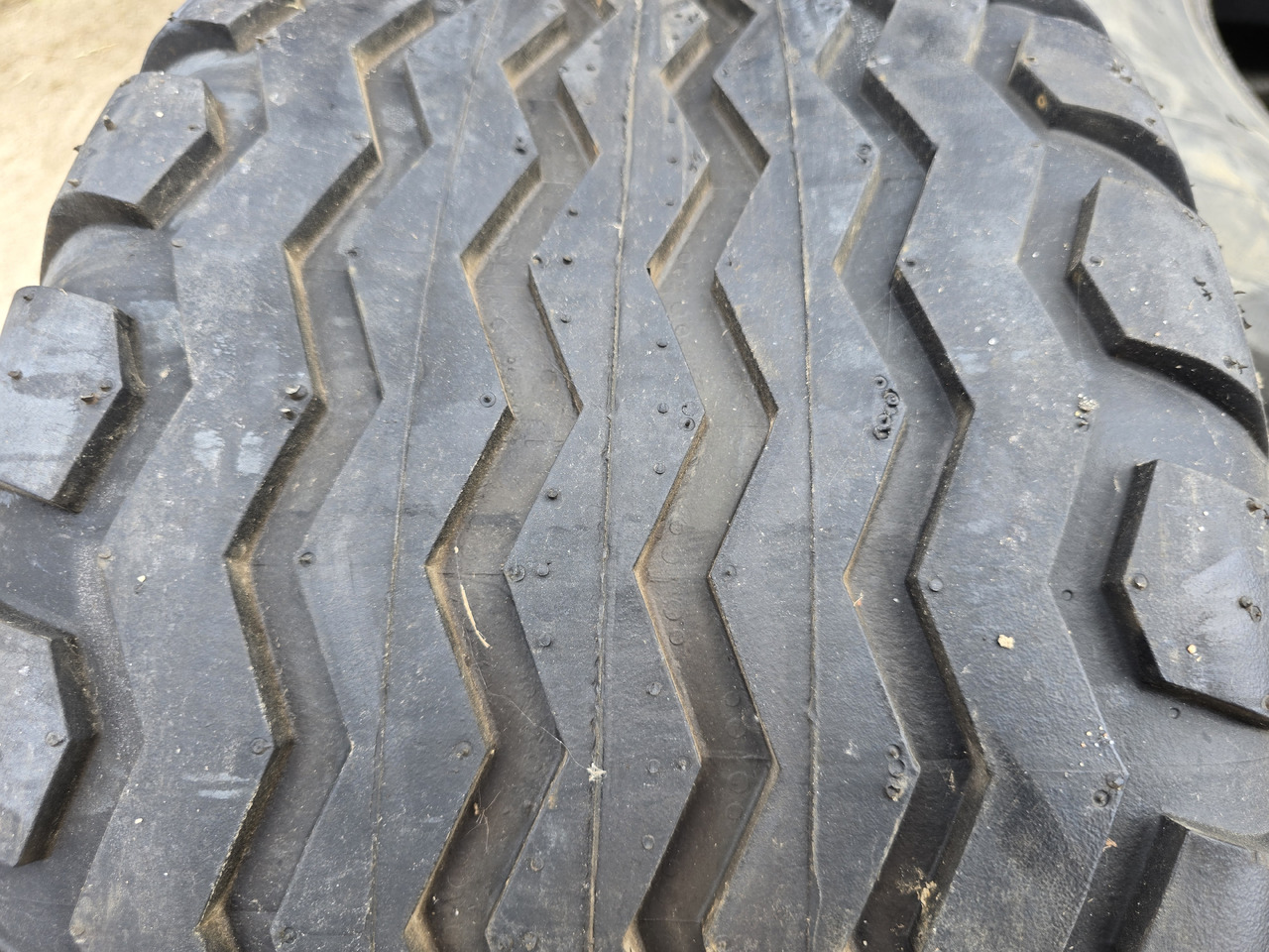 TRELLEBORG 340/55-16 - Pneu pour Engins de chantier: photos 4 TRELLEBORG 340/55-16 - Pneu pour Engins de chantier: photos 4