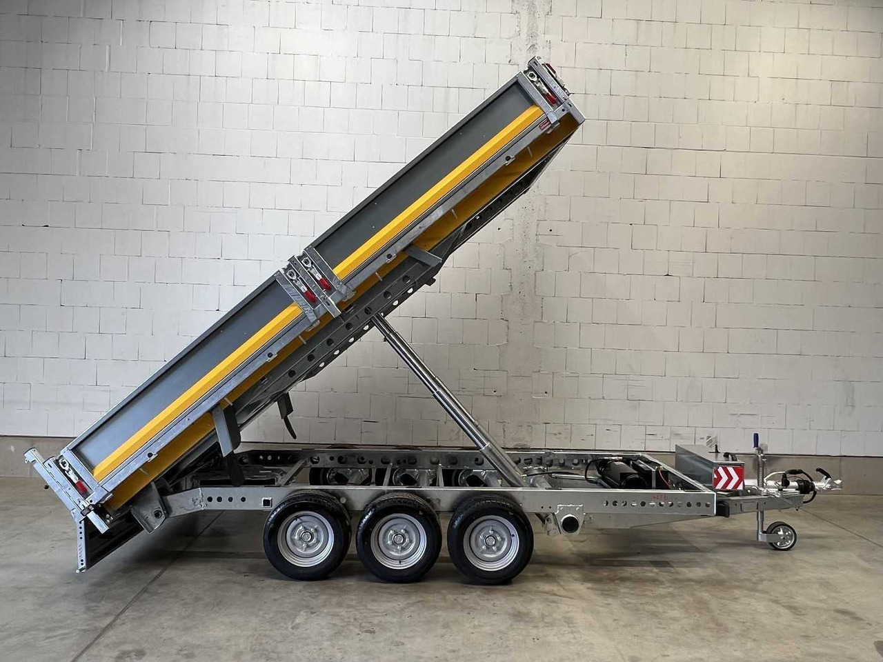BRIAN_JAMES Cargo Tipper 2 3-Achser Rückwärtskipper - Remorque benne: photos 1 BRIAN_JAMES Cargo Tipper 2 3-Achser Rückwärtskipper - Remorque benne: photos 1