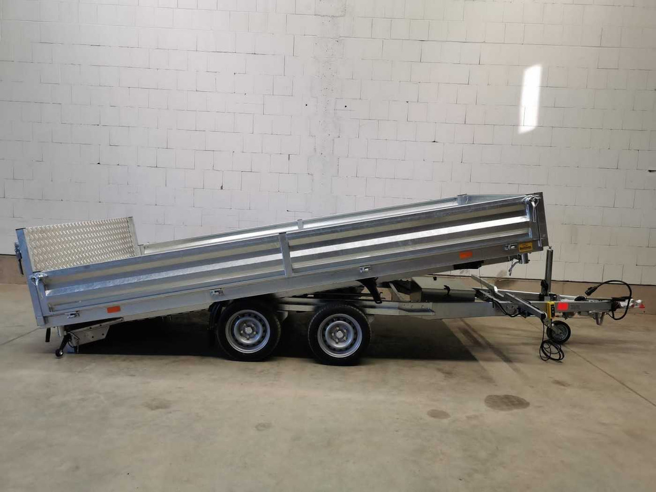 Remorque benne neuf VEZEKO Juki 35.3 Multi Stahl Multidreiseitenkipper: photos 11 Remorque benne neuf VEZEKO Juki 35.3 Multi Stahl Multidreiseitenkipper: photos 11