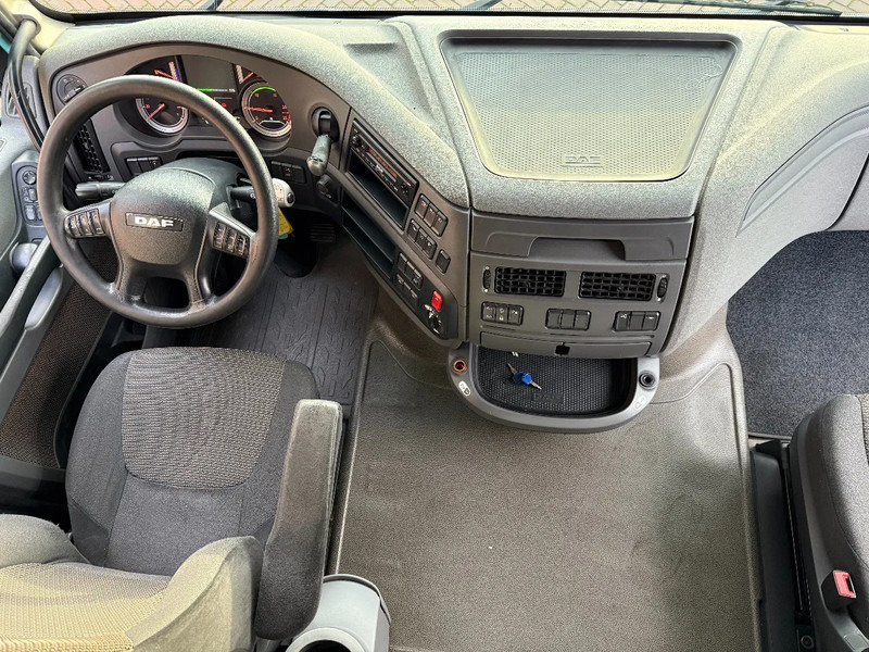DAF XF 106.460 XF460 4X2 Spacecab / 2 beds / low kilometer / alcoa / full spoilers / ADR - Tracteur routier: photos 4 DAF XF 106.460 XF460 4X2 Spacecab / 2 beds / low kilometer / alcoa / full spoilers / ADR - Tracteur routier: photos 4