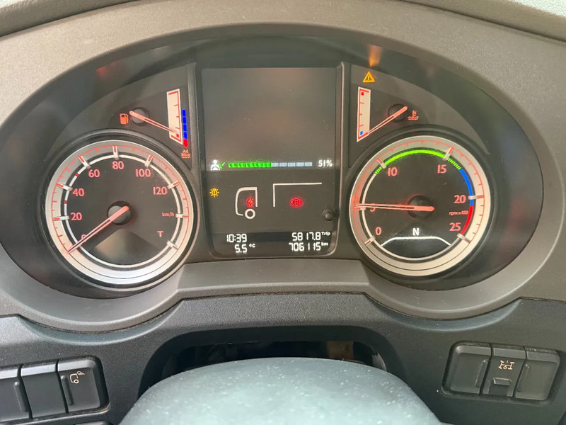 DAF XF 106.460 XF460 4X2 Spacecab / 2 beds / low kilometer / alcoa / full spoilers / ADR - Tracteur routier: photos 5 DAF XF 106.460 XF460 4X2 Spacecab / 2 beds / low kilometer / alcoa / full spoilers / ADR - Tracteur routier: photos 5