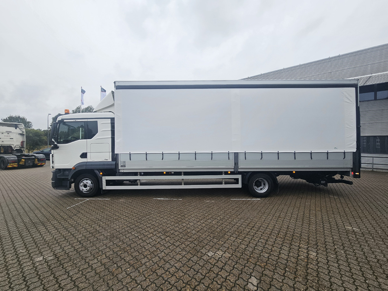 MAN TGL 12.250 - Camion à rideaux coulissants: photos 5 MAN TGL 12.250 - Camion à rideaux coulissants: photos 5