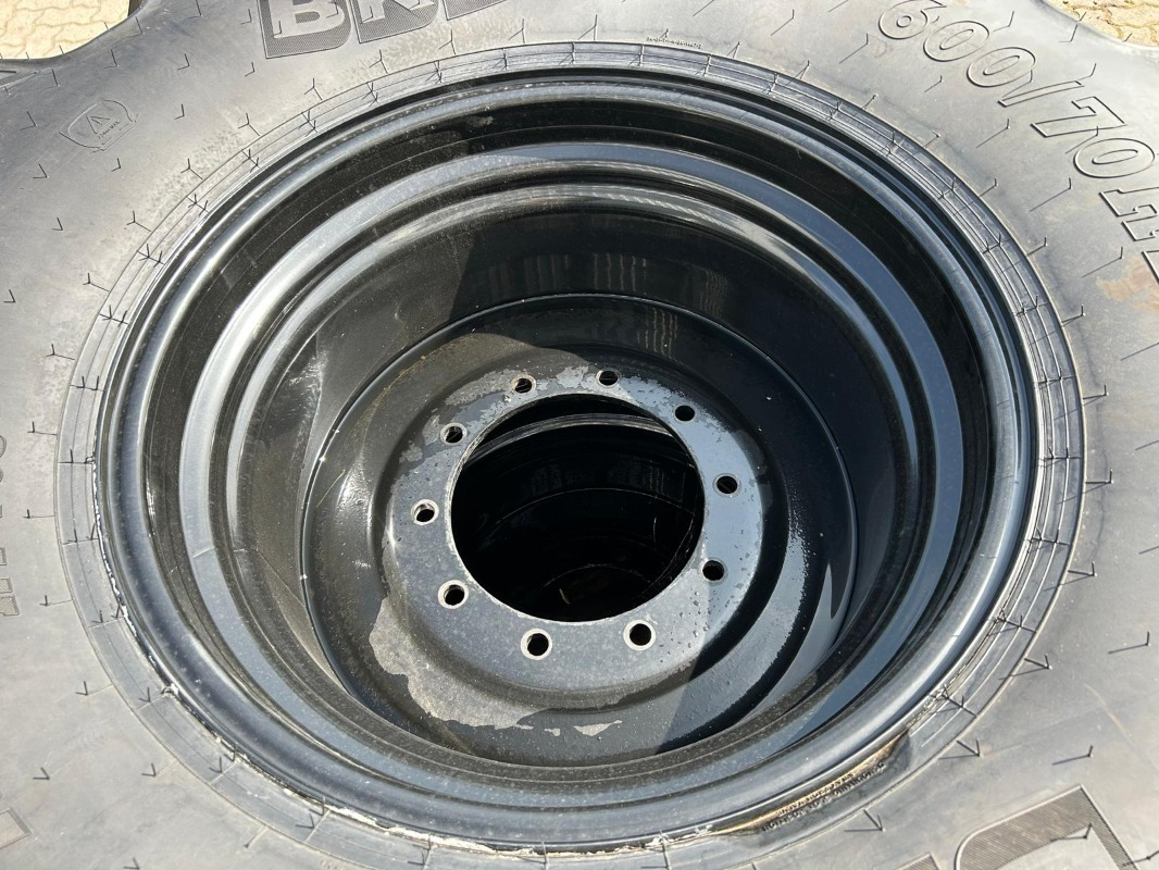 BKT 600/70R28 - 2 Stück - Pneus et jantes pour Machine agricole: photos 5 BKT 600/70R28 - 2 Stück - Pneus et jantes pour Machine agricole: photos 5