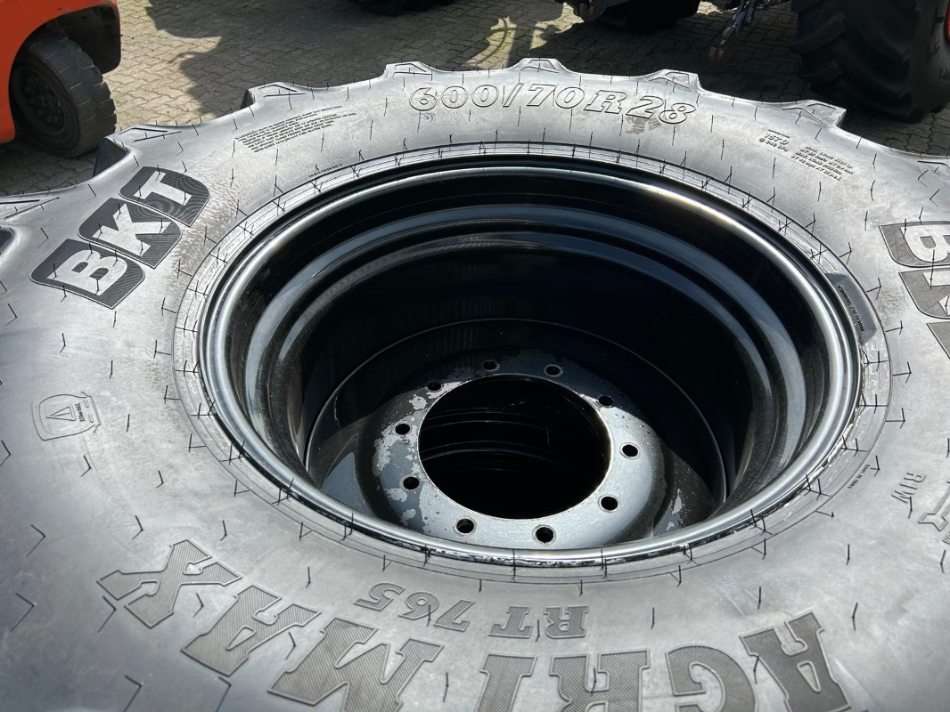 BKT 600/70R28 - 2 Stück - Pneus et jantes pour Machine agricole: photos 3 BKT 600/70R28 - 2 Stück - Pneus et jantes pour Machine agricole: photos 3