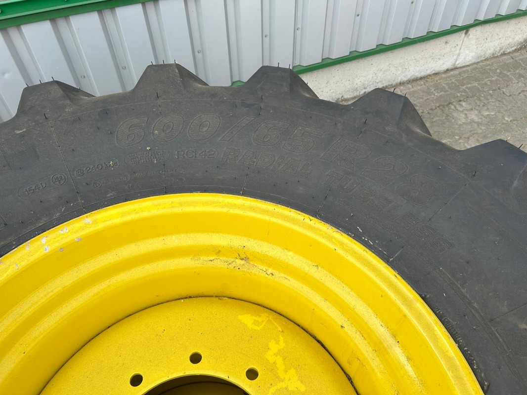 Michelin 600/65R28 - 2 Stück - Pneus et jantes pour Machine agricole: photos 4 Michelin 600/65R28 - 2 Stück - Pneus et jantes pour Machine agricole: photos 4